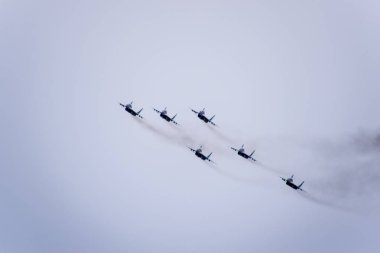 Krasnodar Havaalanı uçuş okulu yukarıda gökyüzü hava gösterisinde. Airshow Defender vatanın şerefine. MiG-29 gökyüzünde.