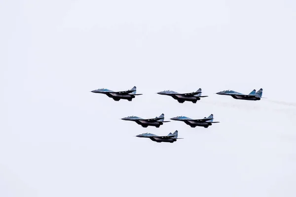 De Toon van de lucht in de hemel boven de vliegschool van Krasnodar airport. Airshow ter ere van verdedigers van het vaderland. MiG-29 in de hemel. — Stockfoto