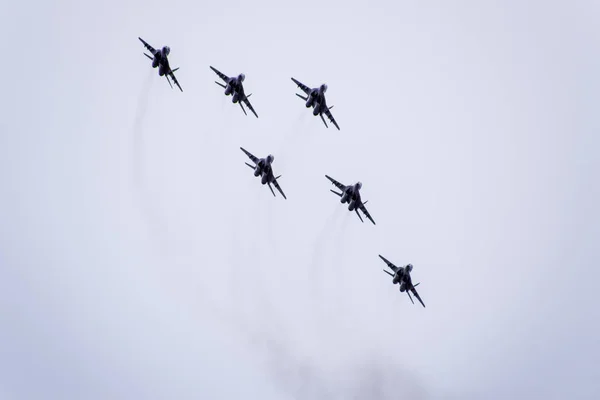 Légi show az égen fent a Krasnodar airport repülési iskolába. Airshow tiszteletére a haza védelmezője. MiG-29-es az égen. — Stock Fotó