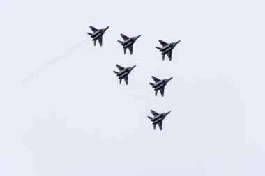 Krasnodar, Rusya - 23 Şubat 2017: Krasnodar havaalanı uçuş okulunun üstündeki hava gösterisi. Anavatanın Koruyucusu onuruna hava gösterisi. Gökyüzünde MiG-29.