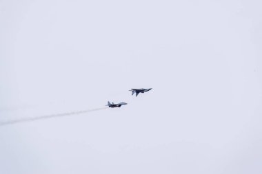 Krasnodar, Rusya - 23 Şubat 2017: Krasnodar havaalanı uçuş okulunun üstündeki hava gösterisi. Anavatanın Koruyucusu onuruna hava gösterisi. Gökyüzünde MiG-29.