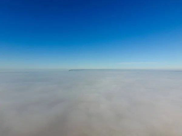 Sis Yukarıda Gökyüzü Sis Üzerinde Gündoğumu Bulutlar Yere Yakın — Stok fotoğraf