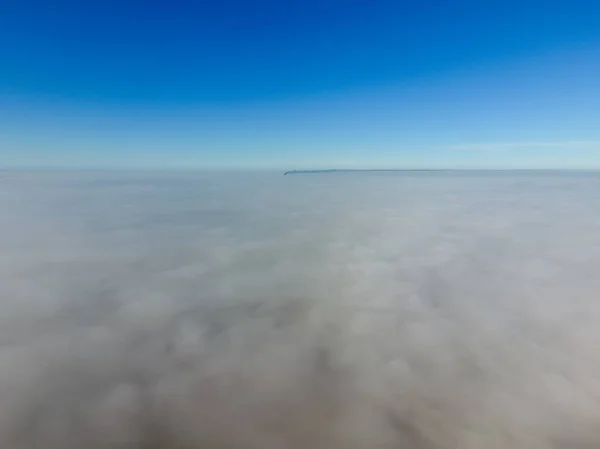 霧の上空で霧の中の日の出 地面付近の雲 — ストック写真