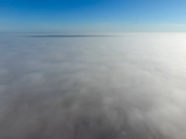 在雾中的天空 日出在雾 靠近地面的云彩 — 图库照片