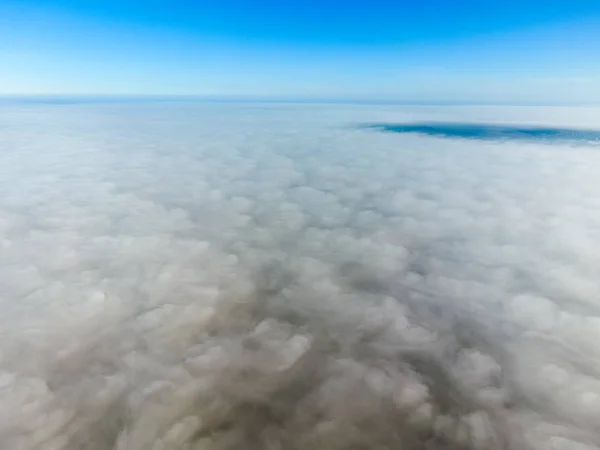 霧の上空で霧の中の日の出 地面付近の雲 — ストック写真