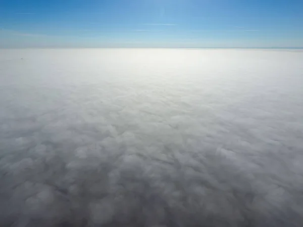 在雾中的天空 日出在雾 靠近地面的云彩 — 图库照片