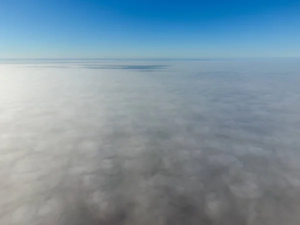 Nos Céus Por Cima Nevoeiro Nascer Sol Sobre Nevoeiro Nuvens — Fotografia de Stock