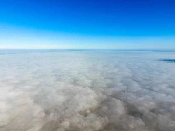 在雾中的天空 日出在雾 靠近地面的云彩 — 图库照片
