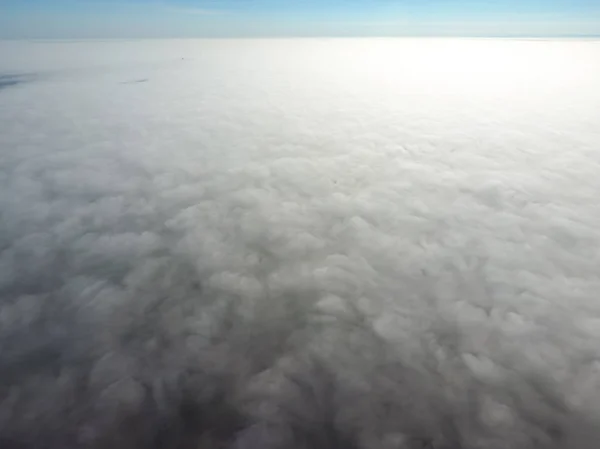 在雾中的天空 日出在雾 靠近地面的云彩 — 图库照片