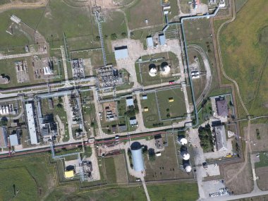 Ayırma sistemi, üstten görünüm. Aerophotographing istasyonu ayrılık ve dehidratasyon petrol ve doğal gaz. Hazırlık ve gaz, kuş bakışı sıkıştırma için donatım.