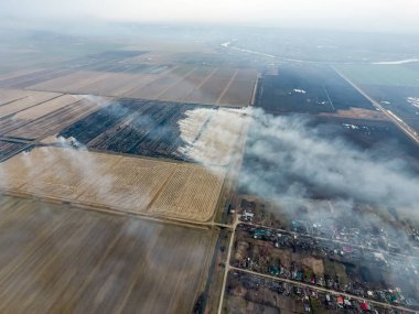 Buğday ürün hasat sonra alanları yanan saman