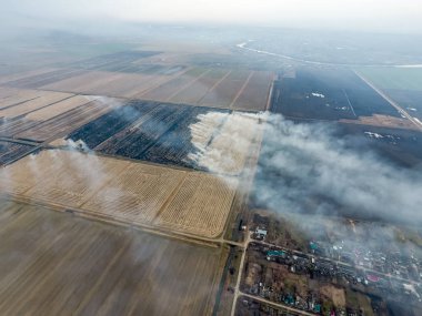 Buğday ürün hasat sonra alanları yanan saman