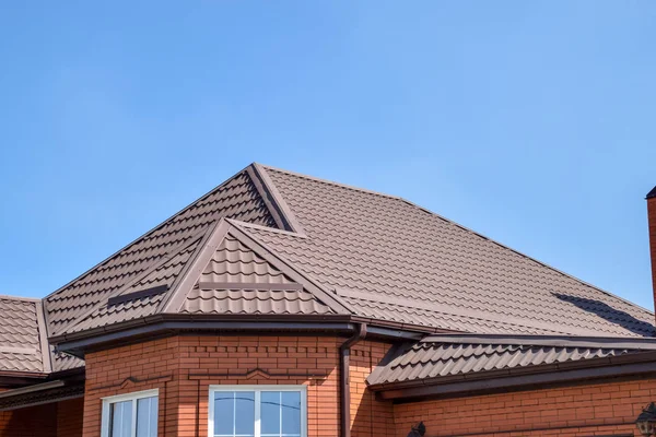 Vrijstaand Huis Met Een Dak Gemaakt Van Stalen Platen Dak — Stockfoto