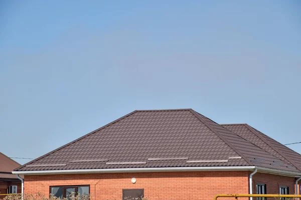 与由钢板屋顶的独立式的住宅 屋顶的金属板 现代类型的屋面材料 — 图库照片