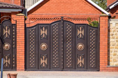 Kahverengi saclar Gates. Çatı kaplama malzemeleri. Modern çatı kaplama malzemeleri türleri.