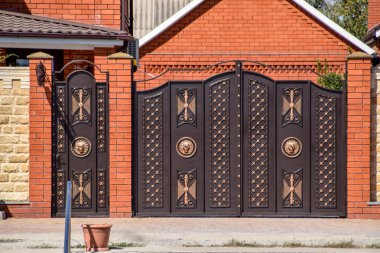 Kahverengi saclar Gates. Çatı kaplama malzemeleri. Modern çatı kaplama malzemeleri türleri.