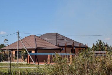 Çatı metal levhaları. Modern çatı malzemesi türleri.