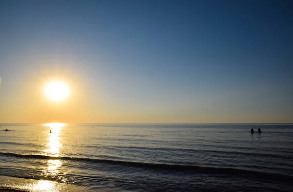 Sonnenuntergang Meer Menschen Baden Abends Bei Sonnenuntergang Meer — Stockfoto