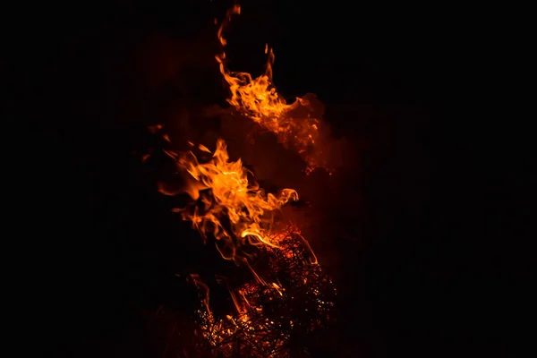 Огонь Сжигание Соломы Ночью — стоковое фото