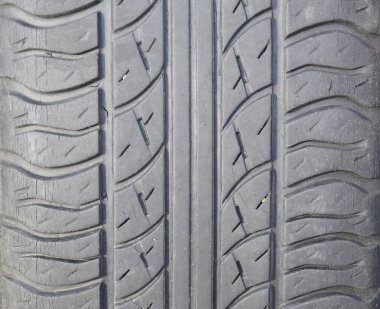 Otomobil tekeri. Lastik lastikler. Araba için yazlık lastik seti. Tekerlek izi..