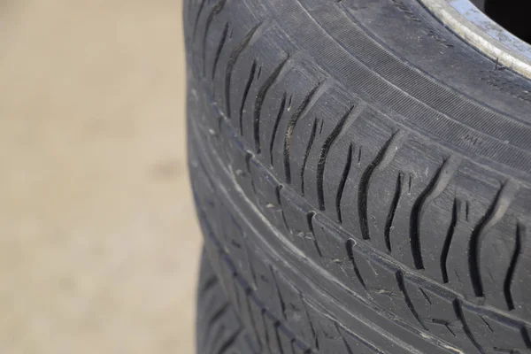 自動車のホイール ゴムタイヤ 車のための夏のゴムセット 車輪のトレッドパターン — ストック写真