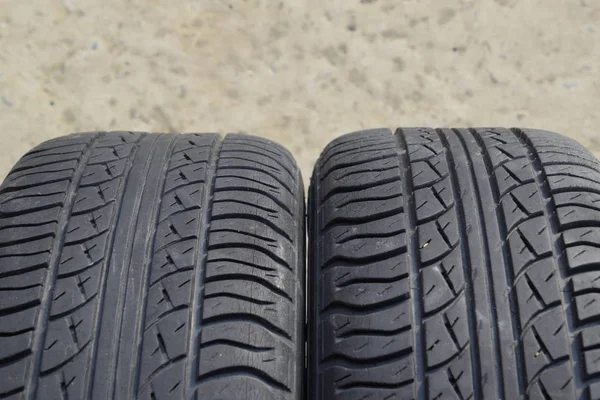 Roda do automóvel. Pneus de borracha. Borracha de verão para o carro. W — Fotografia de Stock