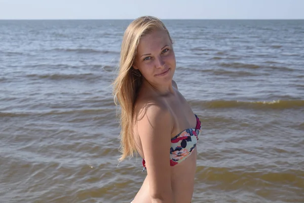 Blondýnka Bikinách Pláži Krásná Mladá Žena Barevné Bikiny Pozadí Moře — Stock fotografie