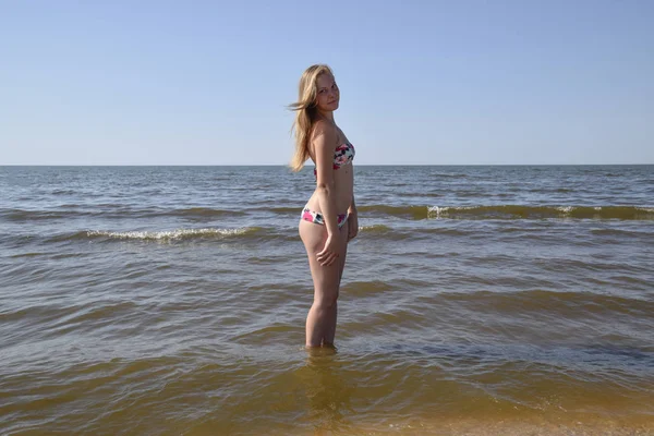 Blond Flicka Bikini Stranden Vacker Ung Kvinna Färgglad Bikini Havet — Stockfoto