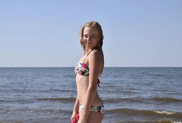 Chica Rubia Bikini Pie Playa Sosteniendo Pañuelo Seda Roja Hermosa —  Fotos de Stock