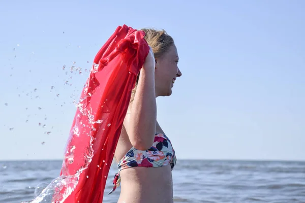 Блондинка Бикини Стоящая Пляже Красным Шелковым Носовым Платком Красивая Молодая — стоковое фото