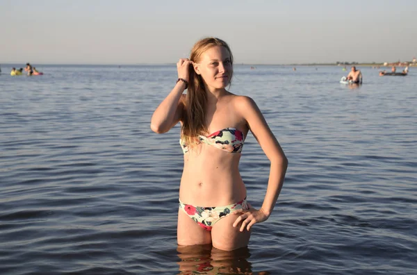 Ξανθό Κορίτσι Ένα Μπικίνι Στέκεται Στο Θαλασσινό Νερό Όμορφη Νεαρή — Φωτογραφία Αρχείου