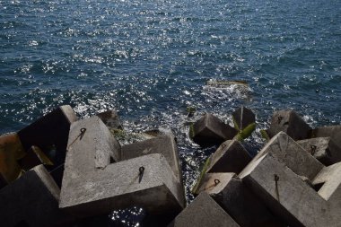Limanda dalgakıran blokları var. Dikdörtgen taş figürlerinin dalgalanması.