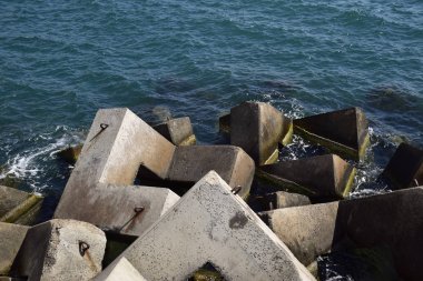 Limanda dalgakıran blokları var. Dikdörtgen taş figürlerinin dalgalanması.
