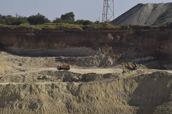 Çakıl incelemesi, kum ve kil için büyük taş ocağı. Madencilik makine ve birimler. Madencilik — Stok fotoğraf