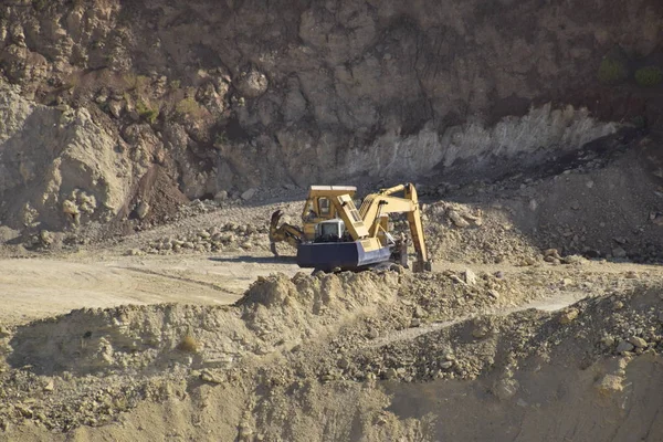 Grande pedreira para mineração de cascalho, areia e argila. Máquinas e unidades de mineração. Mineração — Fotografia de Stock