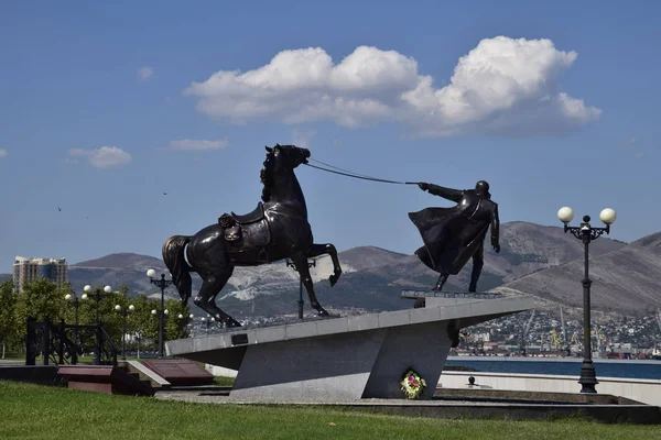 Monument "Exodus" aan de kade van Novorossiejsk. Symbool troepen verwijderen — Stockfoto