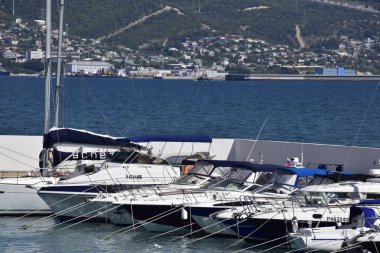 Yat Kulübü Yatlar. Dalış meraklıları yelken Yatlar. Novorossiysk liman