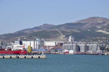 Kargo bağlantı noktası bağlantı noktası ile vinç. Deniz defne ve dağlık sahil.