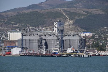 Portside bitki kurutma ve tahıl işleme Muhafazası için. Liman navlun altyapı. Kargo bağlantı noktası bağlantı noktası ile vinç. Deniz defne ve dağlık sahil.