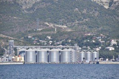 Portside bitki kurutma ve tahıl işleme muhafazası için. Liman navlun altyapı. uluslararası liman. Kargo bağlantı noktası bağlantı noktası ile vinç. Deniz defne ve dağlık sahil.
