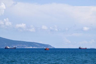 Deniz ufku gemilerde. Denizde gemiler dışarı.