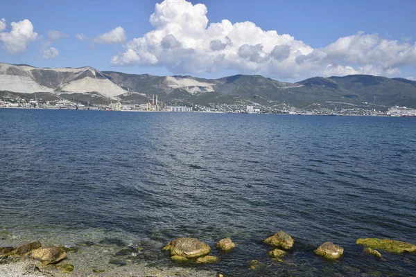 Defne Deniz Manzara Tsemess Dağlar Bulutlar Gökyüzünde Uzaktan Olabilir Deniz — Stok fotoğraf