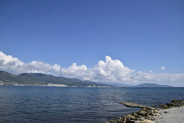 Defne deniz manzara Tsemess. Dağlar ve bulutlar gökyüzünde. Uzaktan olabilir deniz kargo liman gördüm.