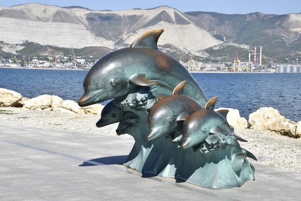 Бронзова Скульптура Трьох Дельфінів Пляжі — стокове фото