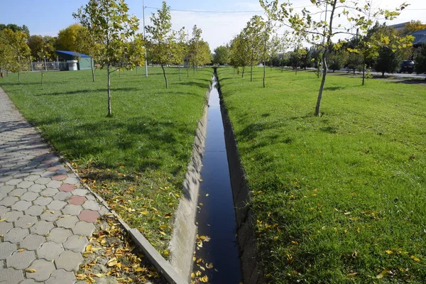 Odtok Kanalizace Pro Vodu Podzim Parku Park Malé Vesnici Podzimní — Stock fotografie