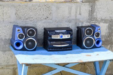 Poltavskaya, Rusya - 24 Mart 2016: Kaset kayıt cihazı ile radyo mavi ahşap bir masa üzerinde. 90s Vintage tekniği.