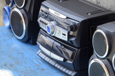 Poltavskaya, Rusya - 24 Mart 2016: Kaset kayıt cihazı ile radyo mavi ahşap bir masa üzerinde. 90s Vintage tekniği.