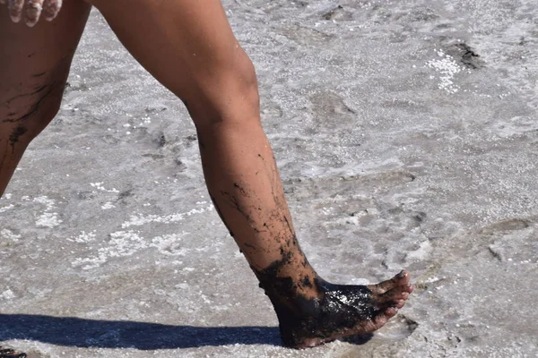 Ноги Ходячей Девушки Сухом Дне Соленого Озера Ходячая Женщина Дне — стоковое фото