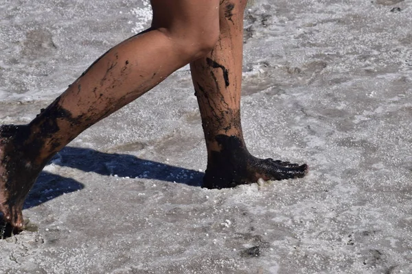 Beine Spazierendes Mädchen Auf Dem Trockenen Grund Eines Salzsees Spaziergängerin — Stockfoto