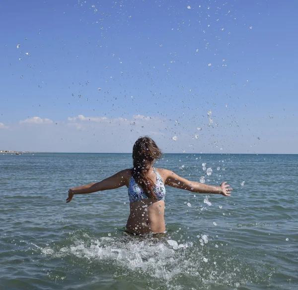 Sie Bestreut Meerwasser Fliegen Gischt Aus Dem Wasser Wirft Das — Stockfoto